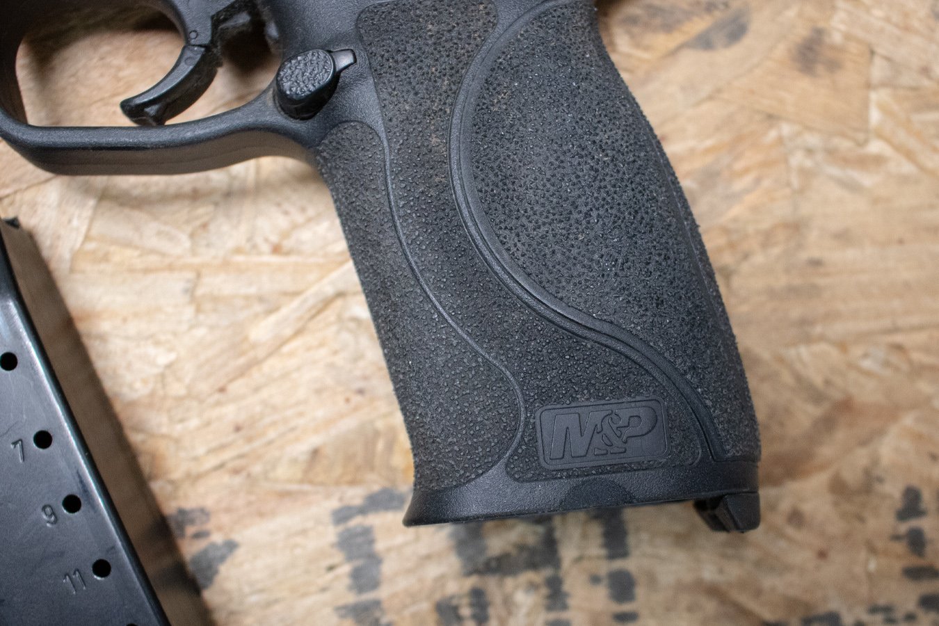 SMITH AND WESSON M&P40 M2.0 40 S&W Police Trade-In Pistols with Night Sights (Good Condition)